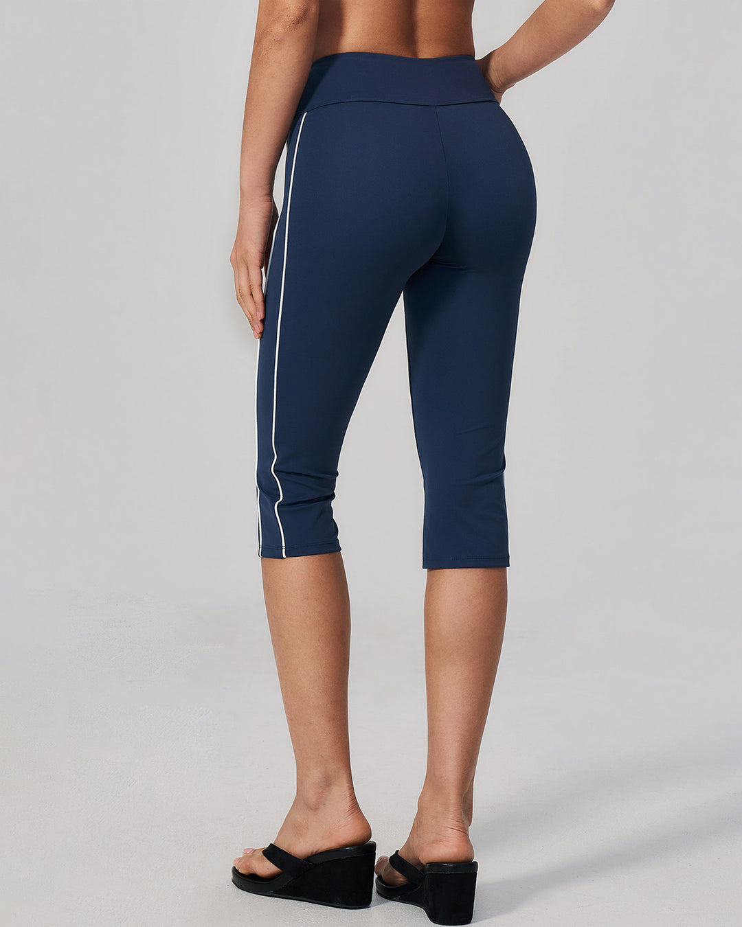 Alora Seamless Capri - Navy