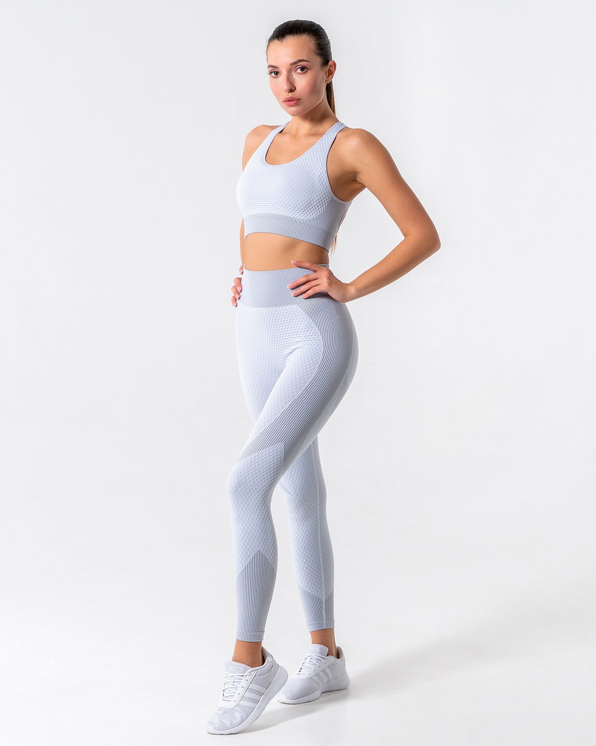 Love this soft gray set by @ameliaactivewear 🩶